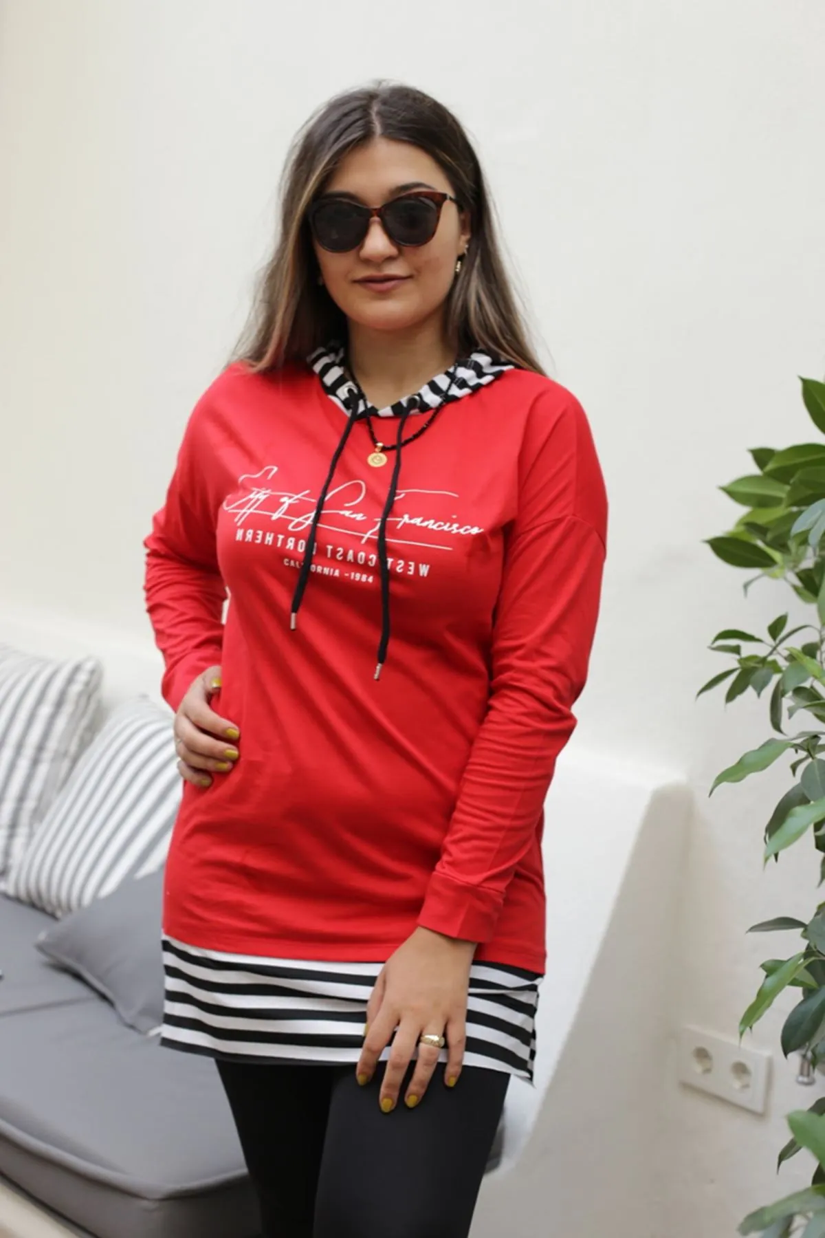 RENKTE ETEĞİ ÇİZGİLİ KAPŞONLU KIRMIZI SWEAT