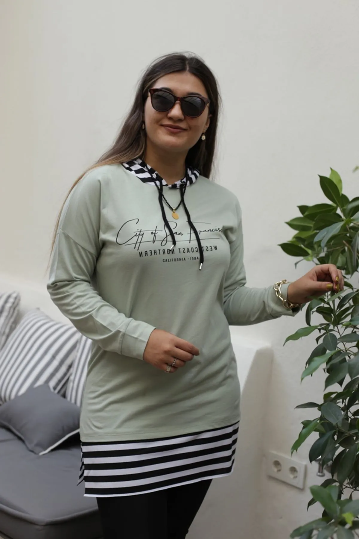 RENKTE ETEĞİ ÇİZGİLİ KAPŞONLU MİNT SWEAT