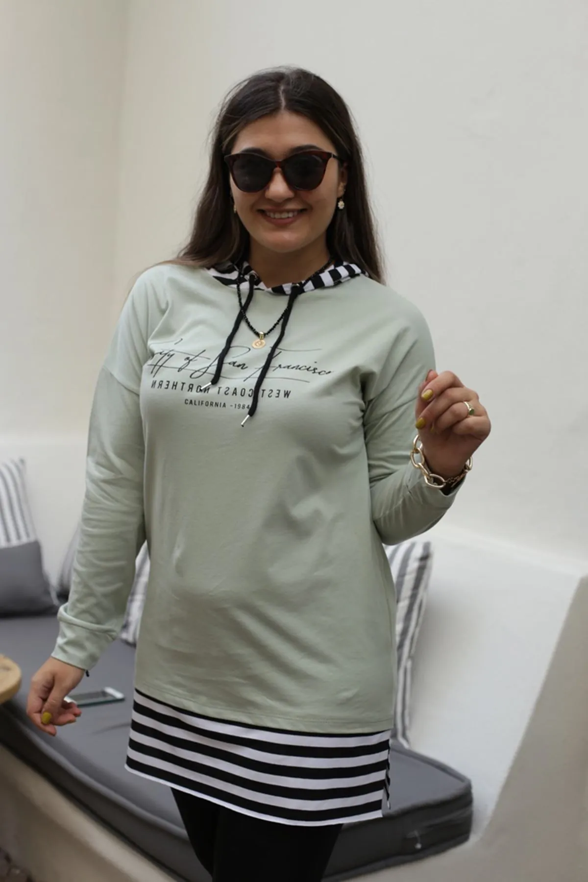 RENKTE ETEĞİ ÇİZGİLİ KAPŞONLU MİNT SWEAT
