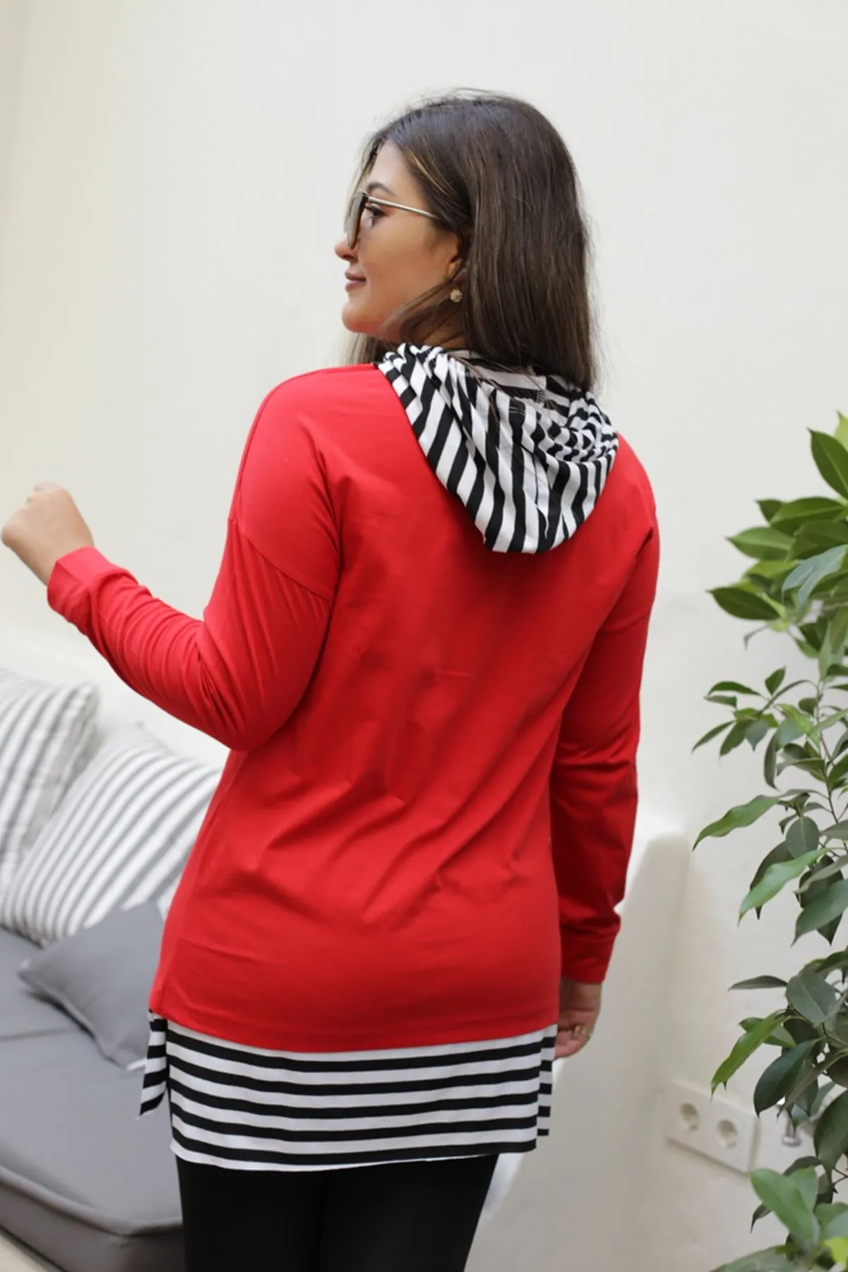 RENKTE ETEĞİ ÇİZGİLİ KAPŞONLU KIRMIZI SWEAT