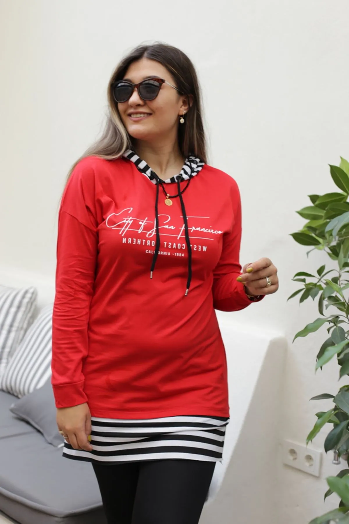 RENKTE ETEĞİ ÇİZGİLİ KAPŞONLU KIRMIZI SWEAT