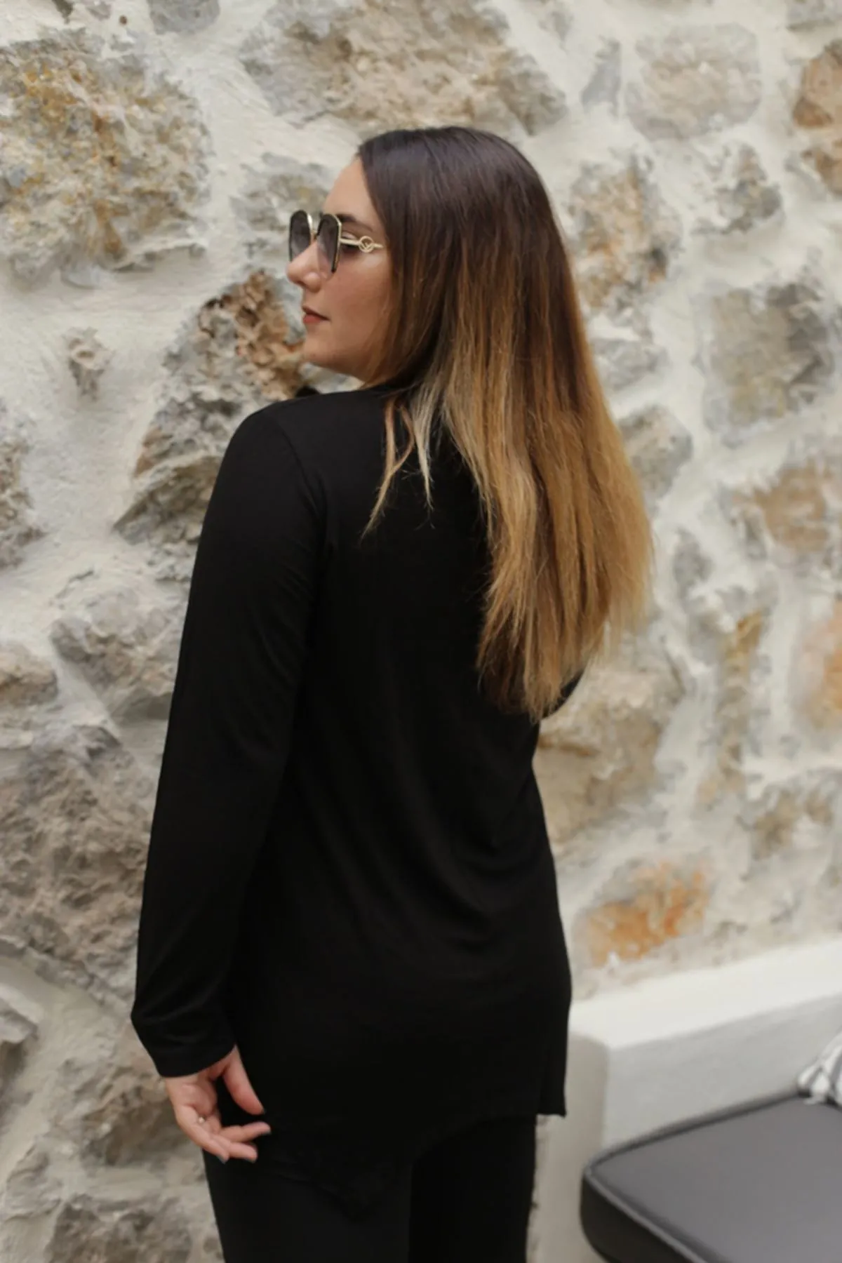 RENKTE KOLYELİ ASİMETRİK SİYAH BLUZ