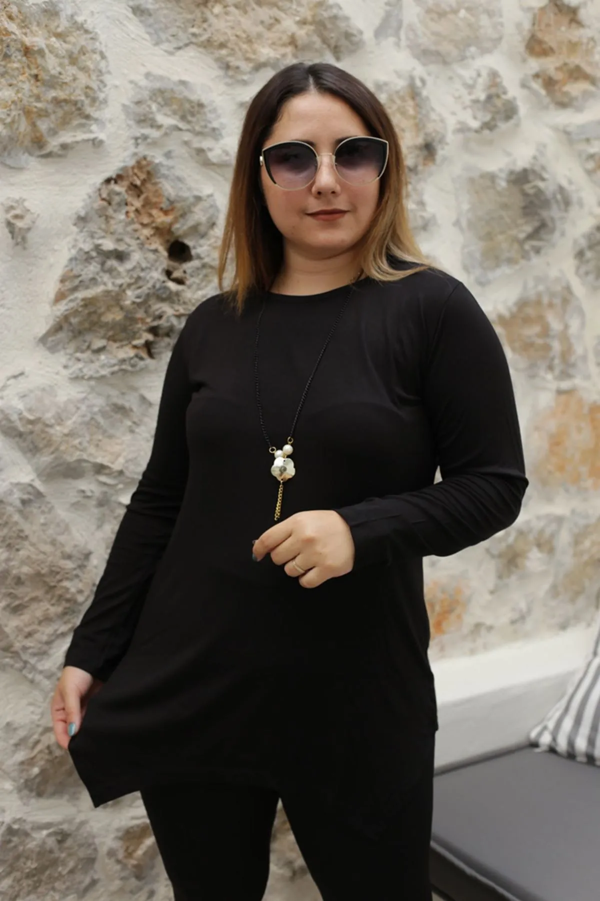 RENKTE KOLYELİ ASİMETRİK SİYAH BLUZ