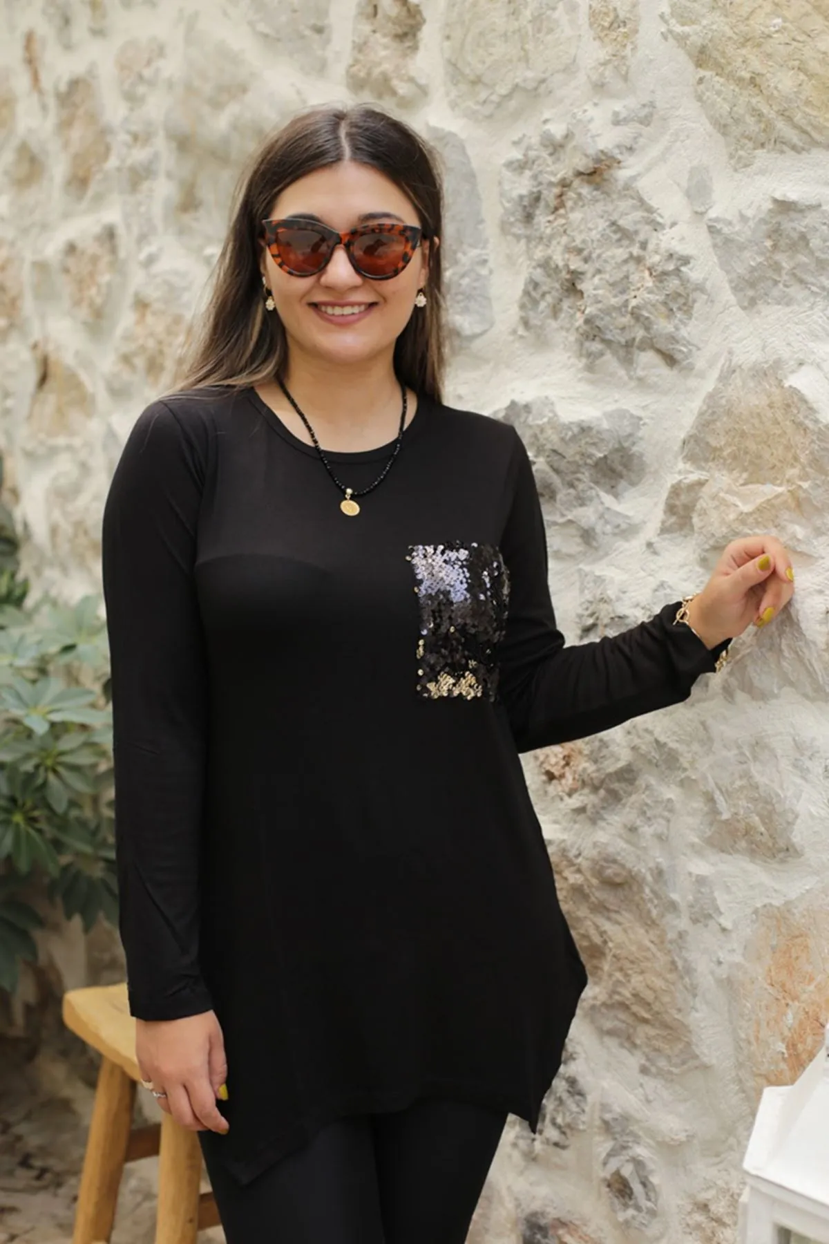 RENKTE PUL CEPLİ ASİMETRİK SİYAH BLUZ&TUNİK