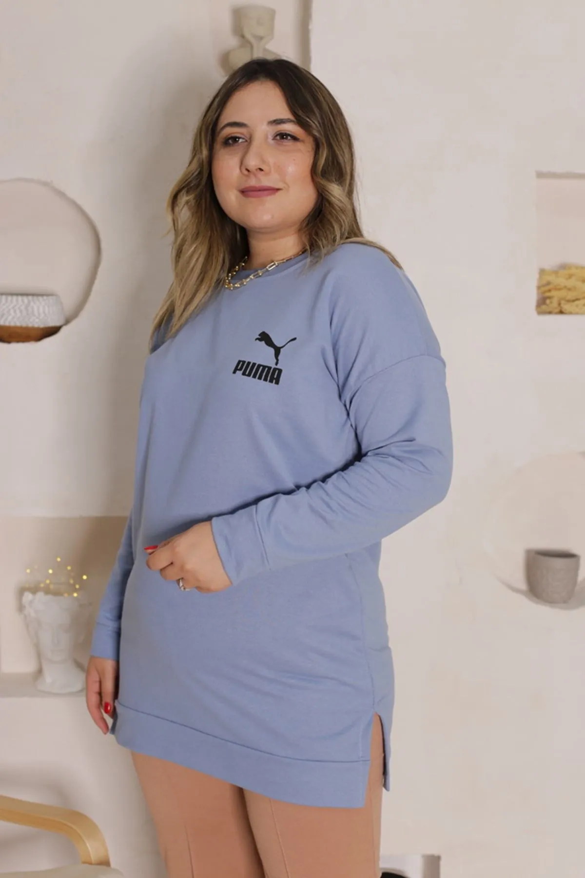 RENKTE ARKASI BASKILI LOGOLU MAVİ SWEAT