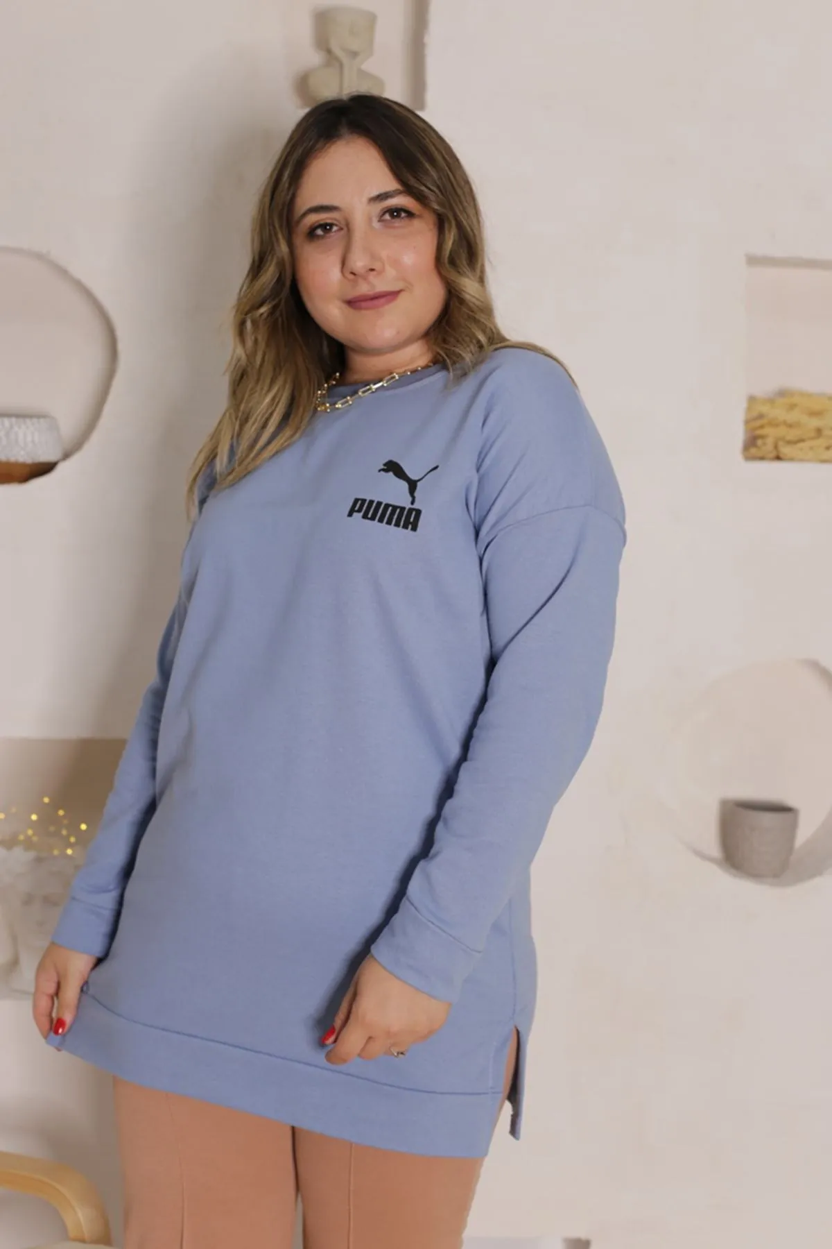 RENKTE ARKASI BASKILI LOGOLU MAVİ SWEAT