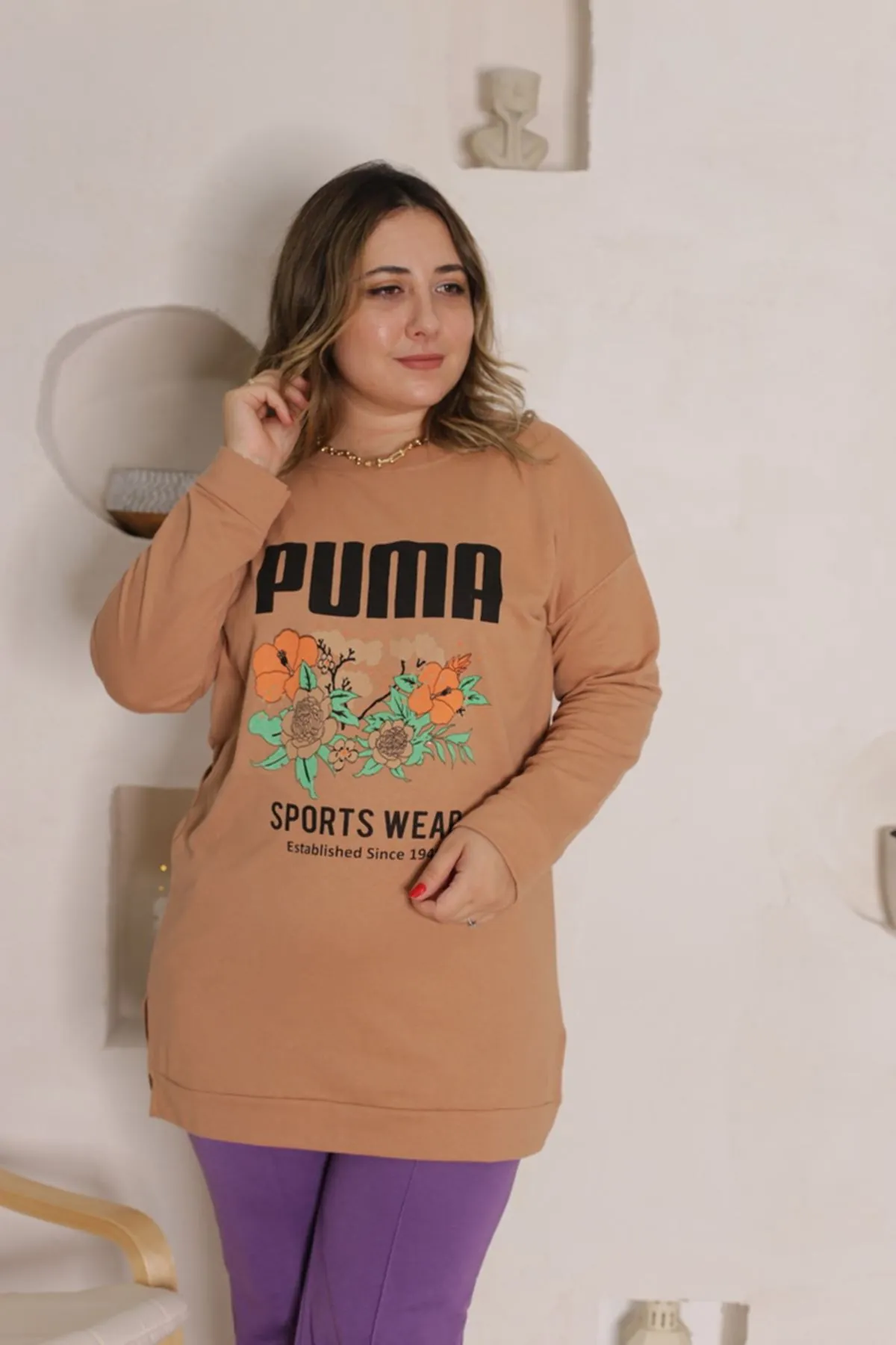 RENKTE ÖNÜ YAZILI VE BASKILI VİZON SWEAT