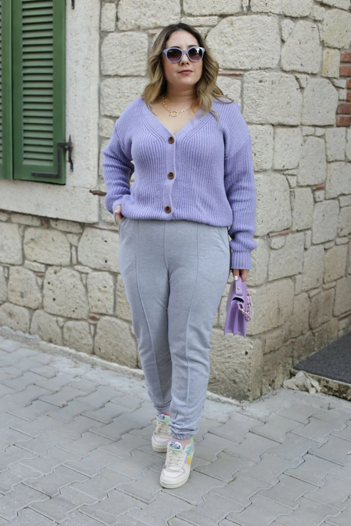 RENKTE DÜĞMELİ ÖRGÜLÜ LİLA HIRKA