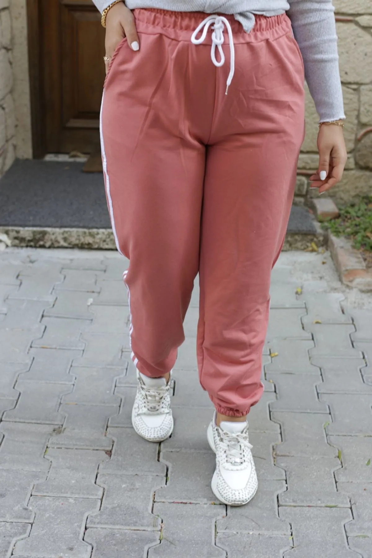 RENKTE GENİŞ KALIP ŞERİTLİ PUDRA EŞOFMAN ALTI