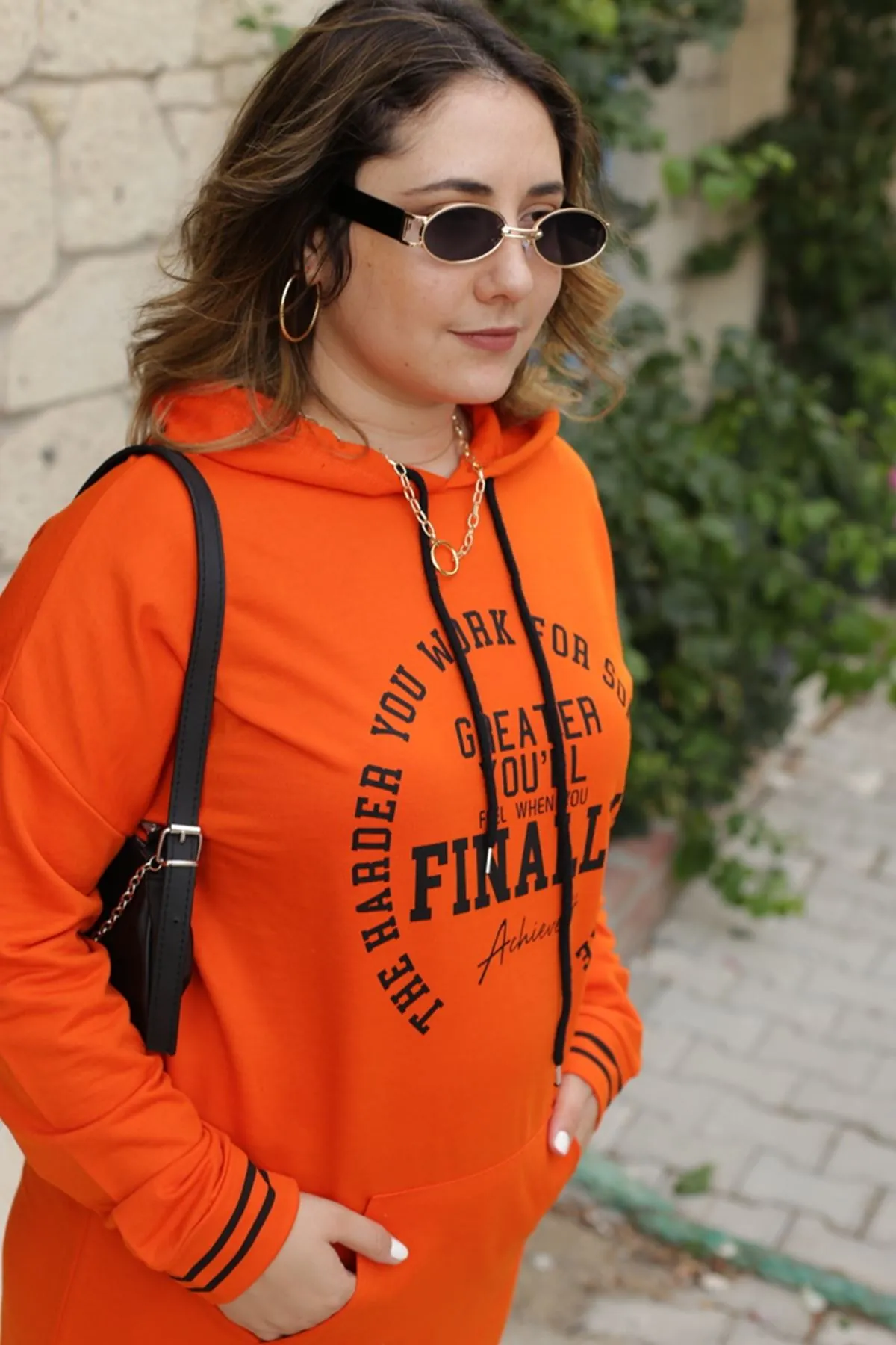 RENKTE BASKI DETAYLI CEPLİ TURUNCU SWEAT