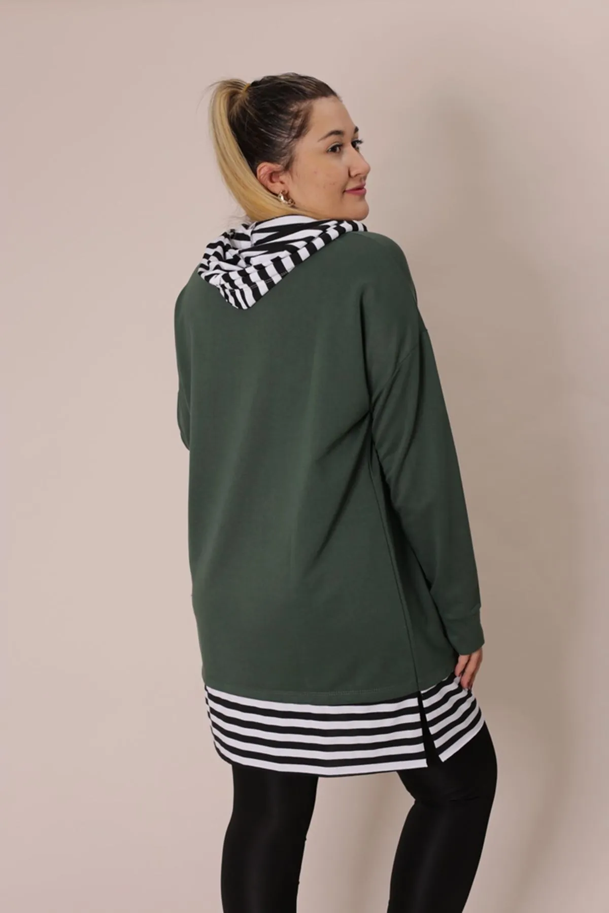 RENKTE ETEĞİ ÇİZGİLİ KAPŞONLU HAKİ SWEAT