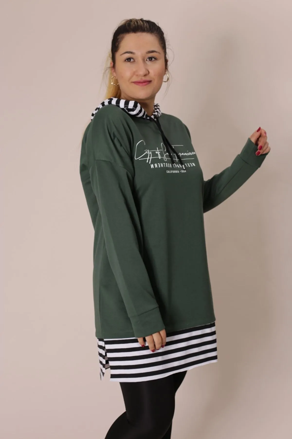 RENKTE ETEĞİ ÇİZGİLİ KAPŞONLU HAKİ SWEAT