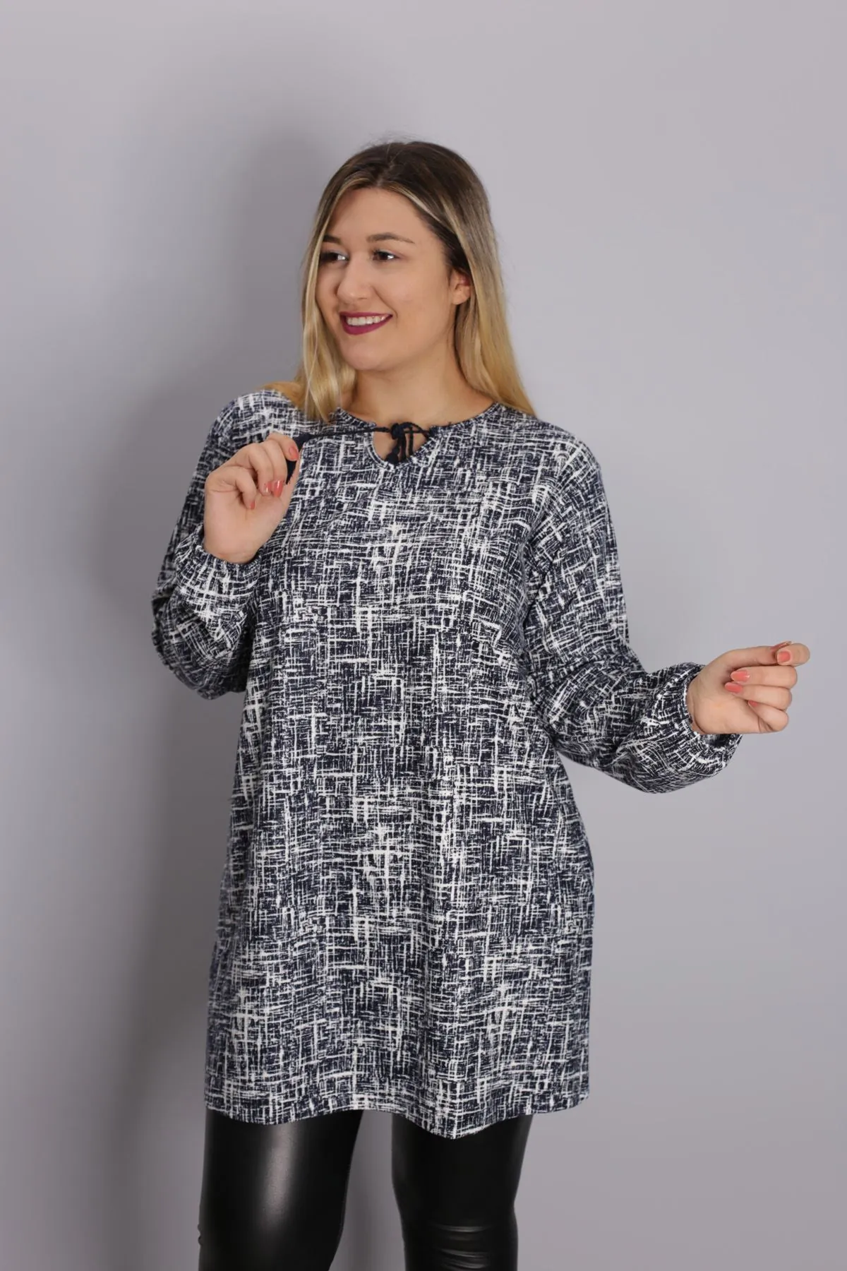 RENKTE BAĞCIK DETAYLI DESENLİ TUNİK