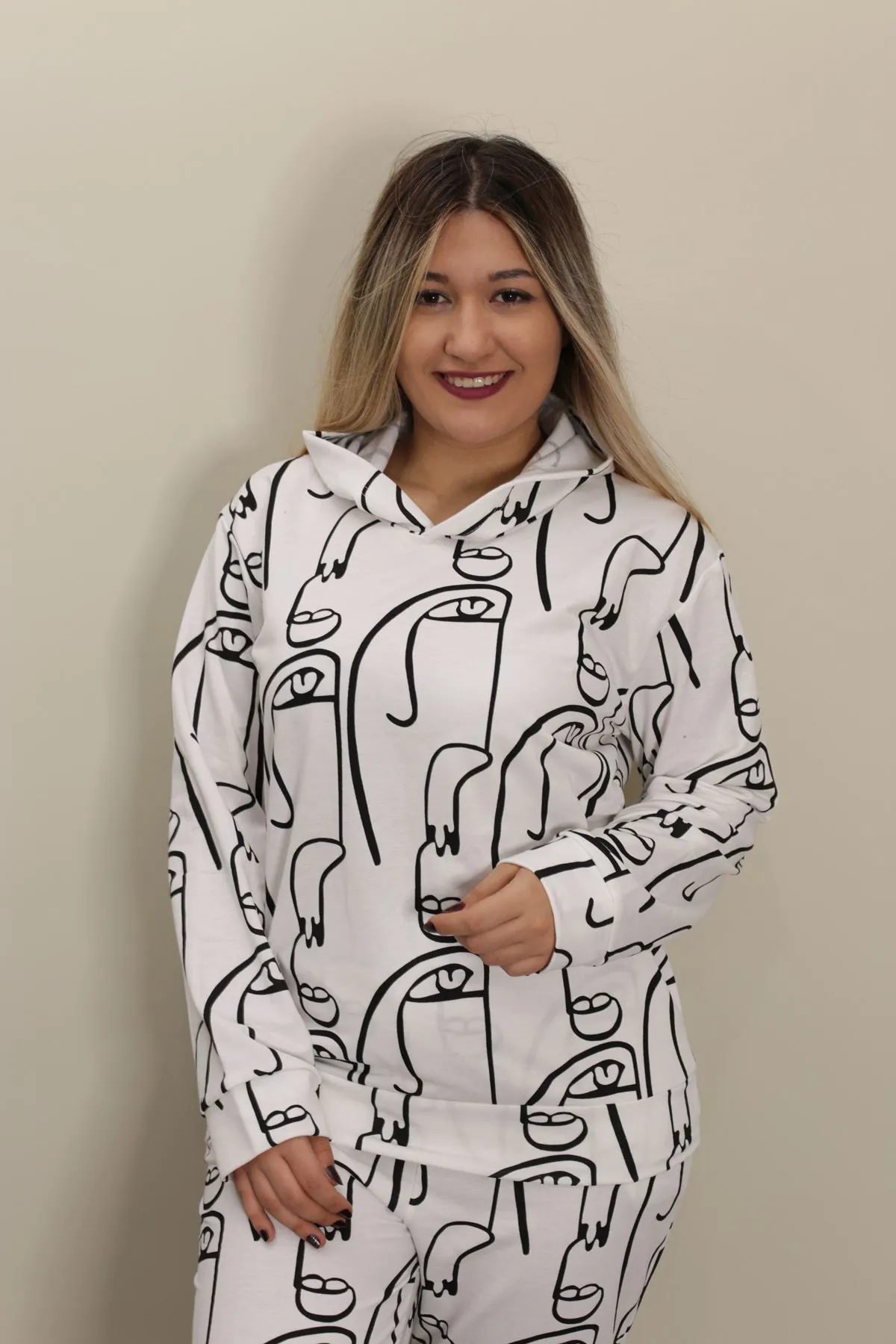 RENKTE BATTAL KESİM ÇİZİM DESENLİ BEYAZ TAKIM