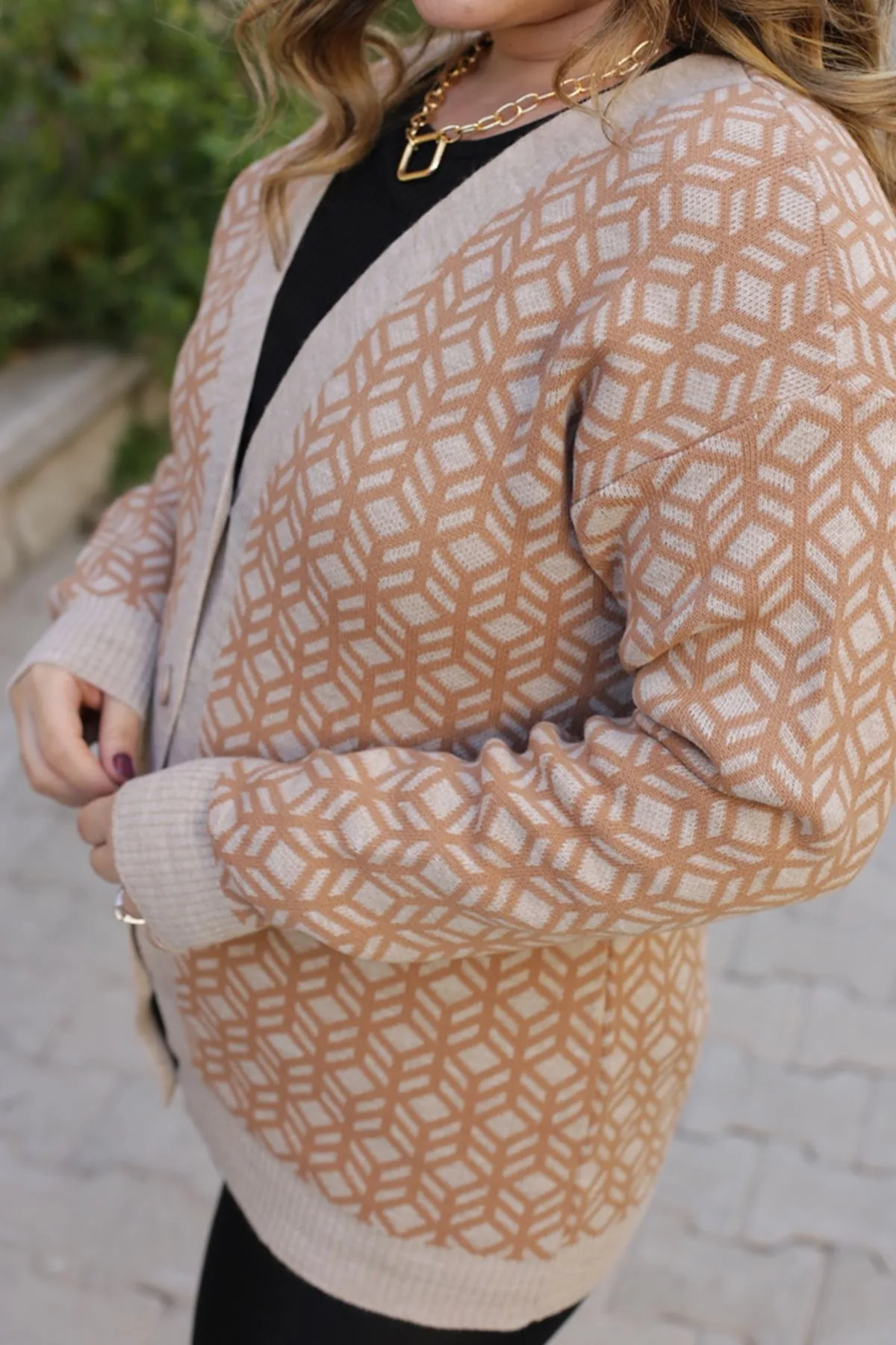 RENKTE GEOMETRİK DESENLİ DÜĞMELİ KAHVE HIRKA