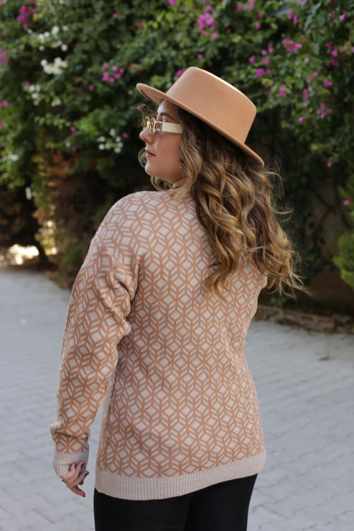 RENKTE GEOMETRİK DESENLİ DÜĞMELİ KAHVE HIRKA
