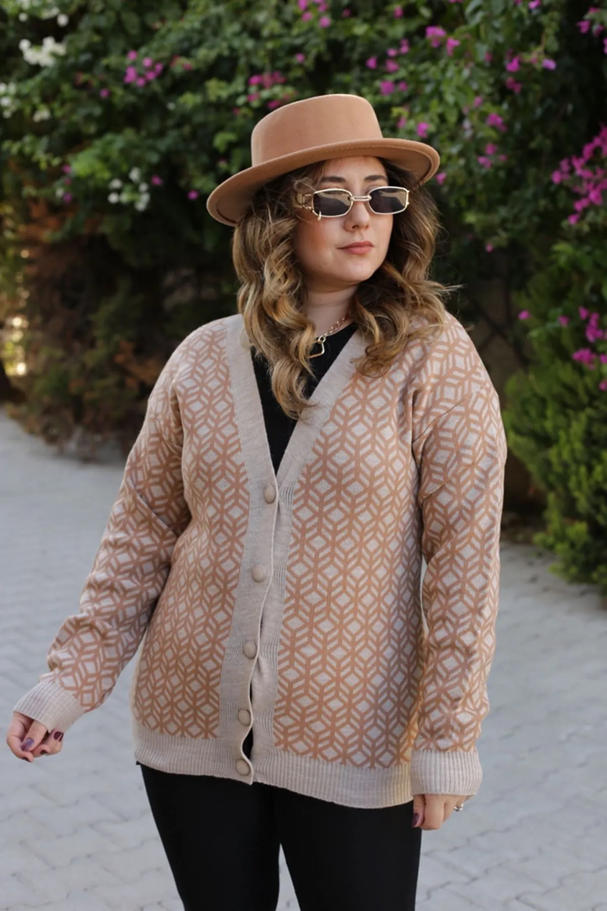 RENKTE GEOMETRİK DESENLİ DÜĞMELİ KAHVE HIRKA