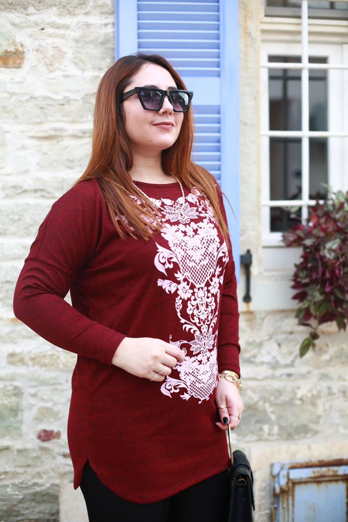 RENKTE BÜYÜK BEDEN ÖNÜ BASKILI BORDO TUNİK