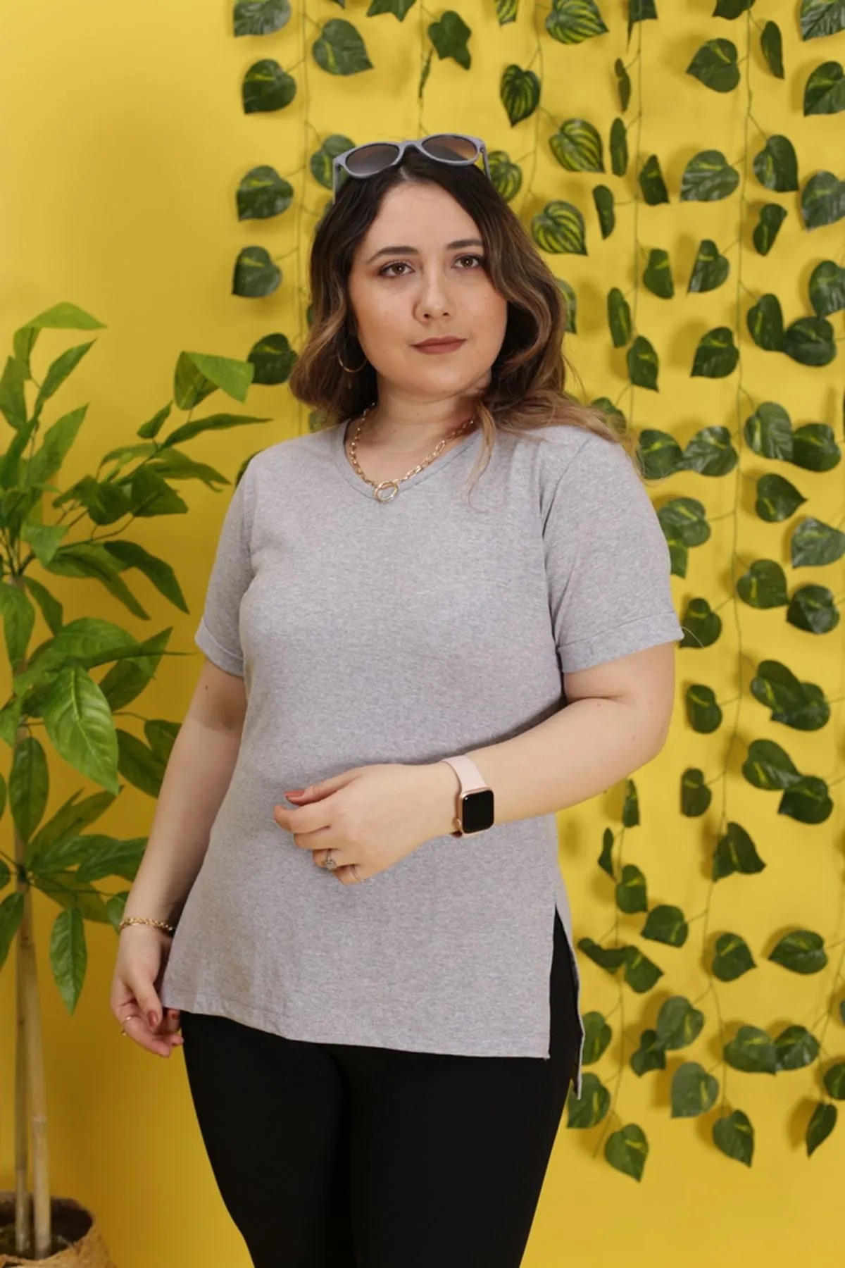 RENKTE V YAKA YIRTMAÇLI GRİ TSHİRT