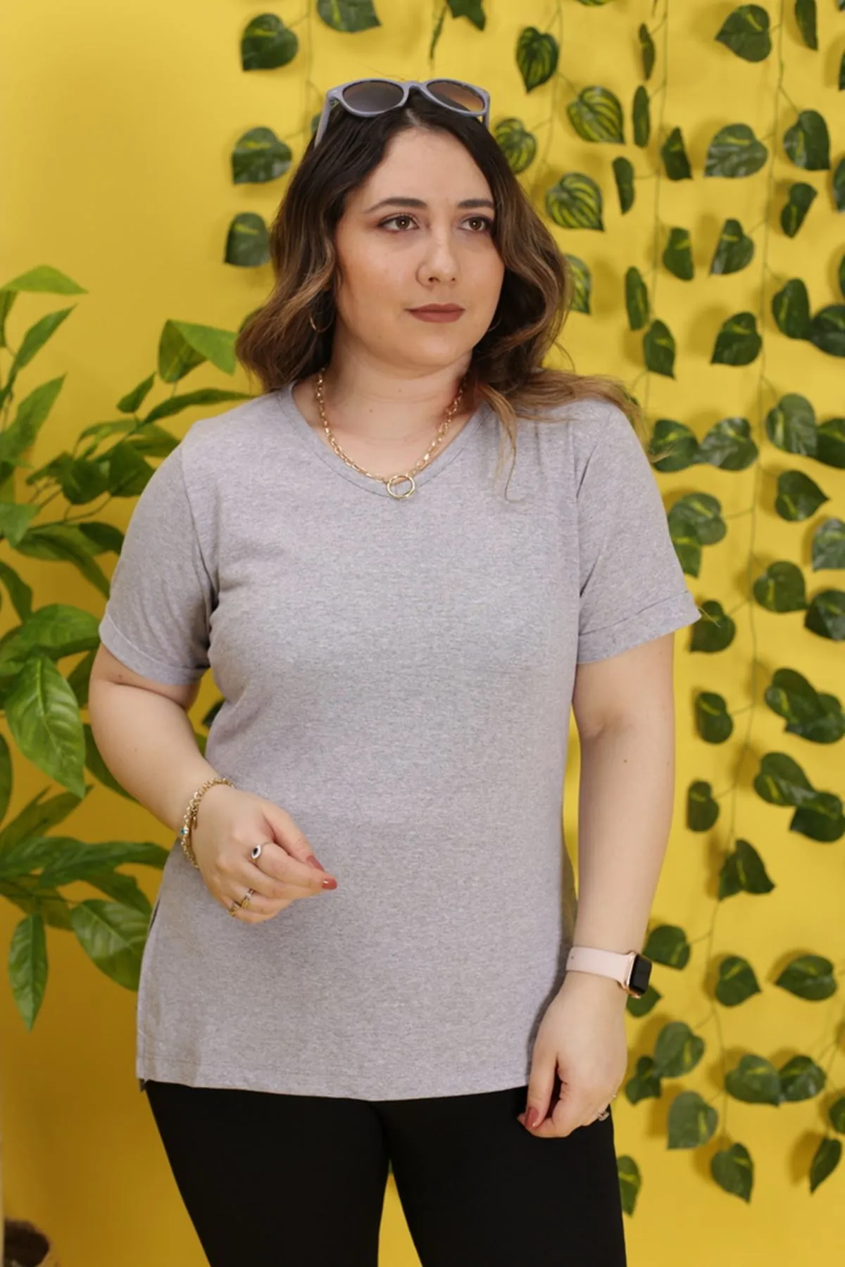 RENKTE V YAKA YIRTMAÇLI GRİ TSHİRT