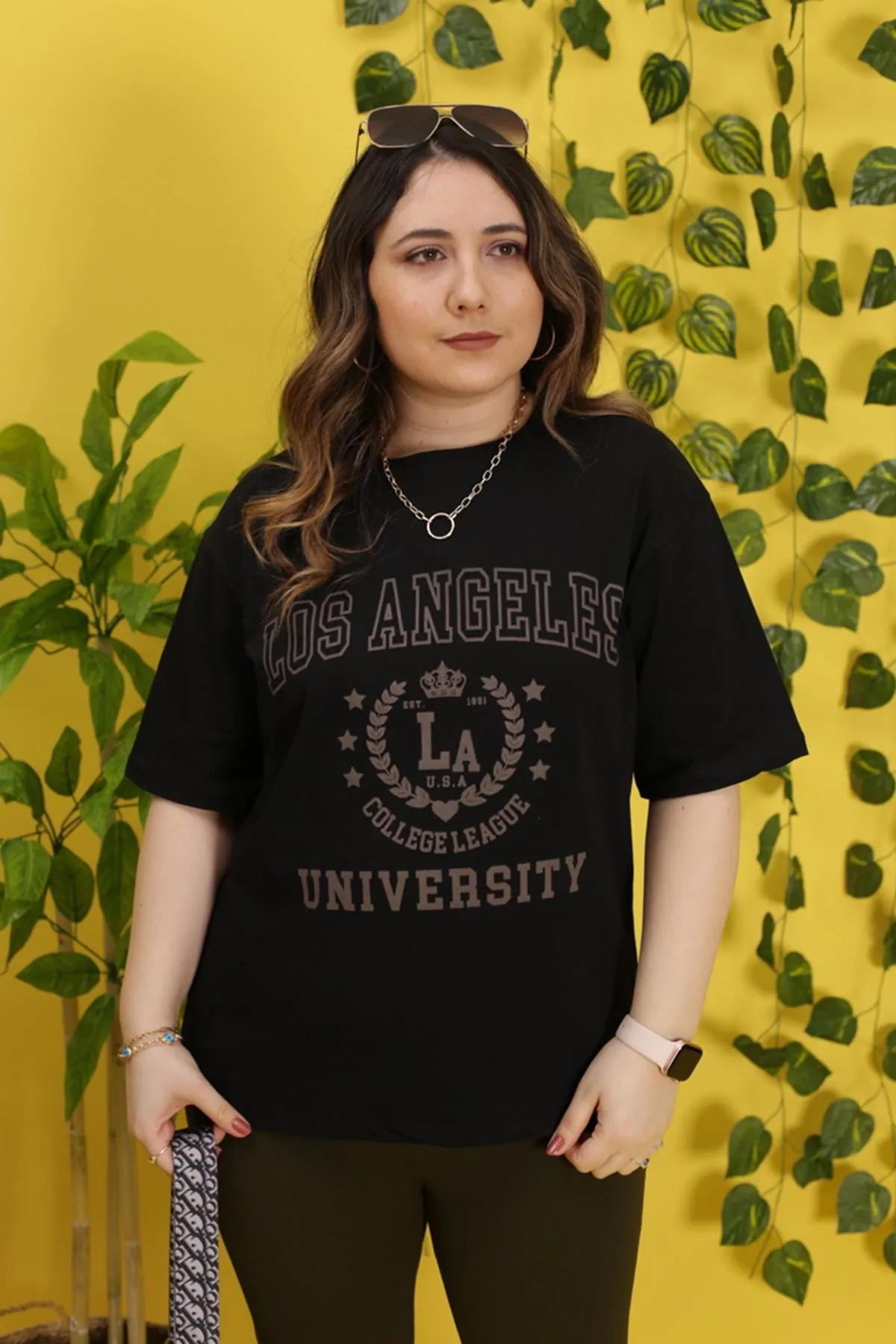 RENKTE DUBLE KOL YAZILI SİYAH TSHİRT