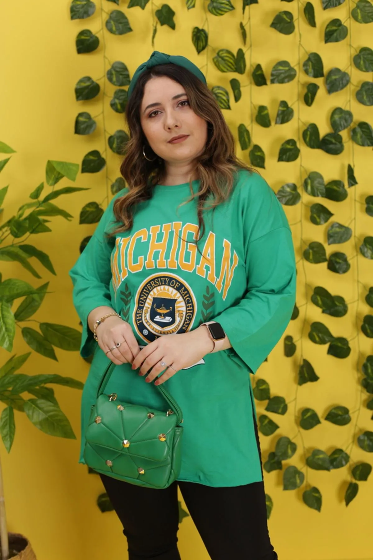 RENKTE YIRTMAÇLI DUBLE KOL YAZILI YEŞİL TSHİRT