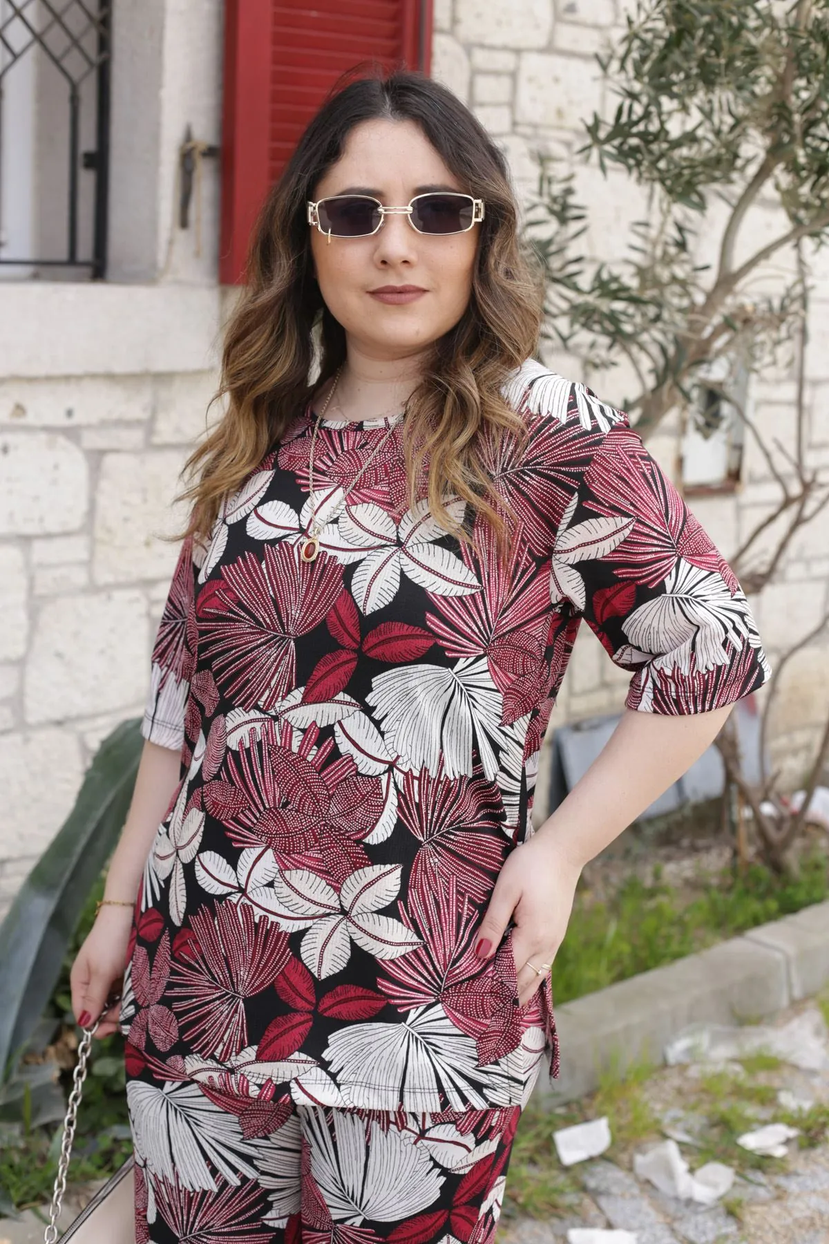 RENKTE GENİŞ KESİM DİRSEK KOL DESENLİ TAKIM