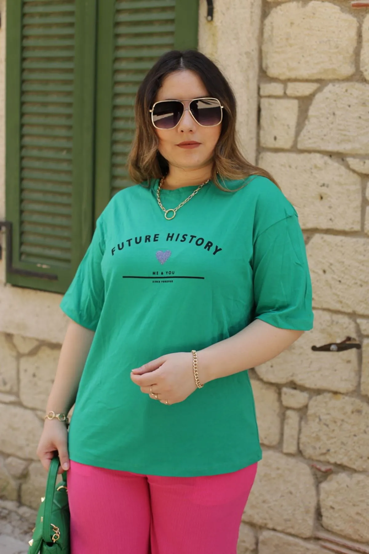 RENKTE DUBLE KOL KALPLİ YEŞİL TSHİRT