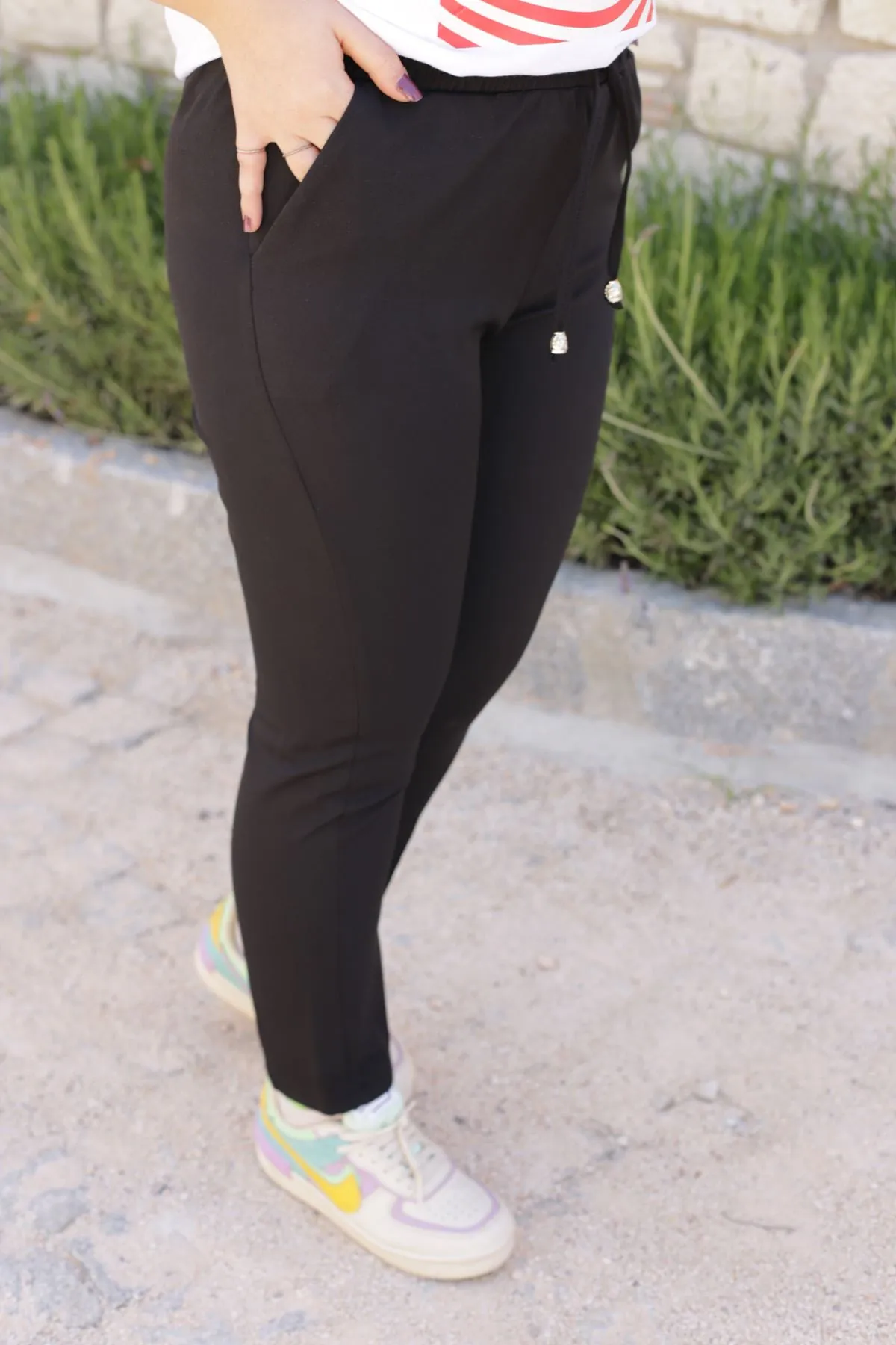 RENKTE BELİ LASTİKLİ SİYAH PANTOLON