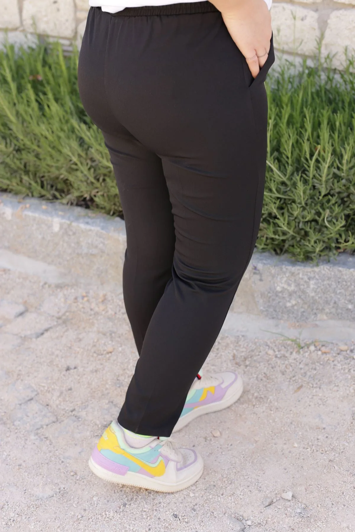 RENKTE BELİ LASTİKLİ SİYAH PANTOLON
