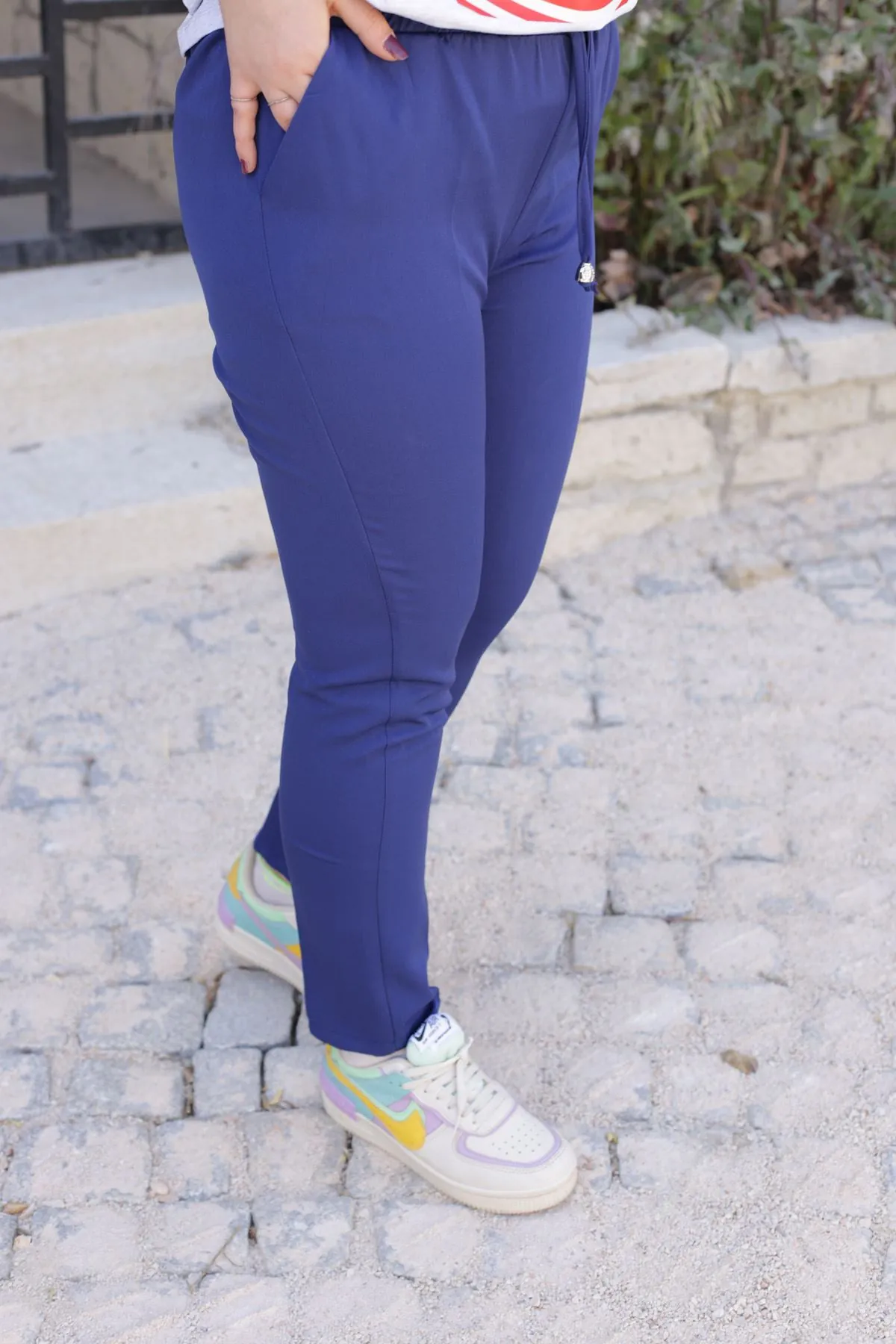RENKTE BELİ LASTİKLİ LACİVERT PANTOLON