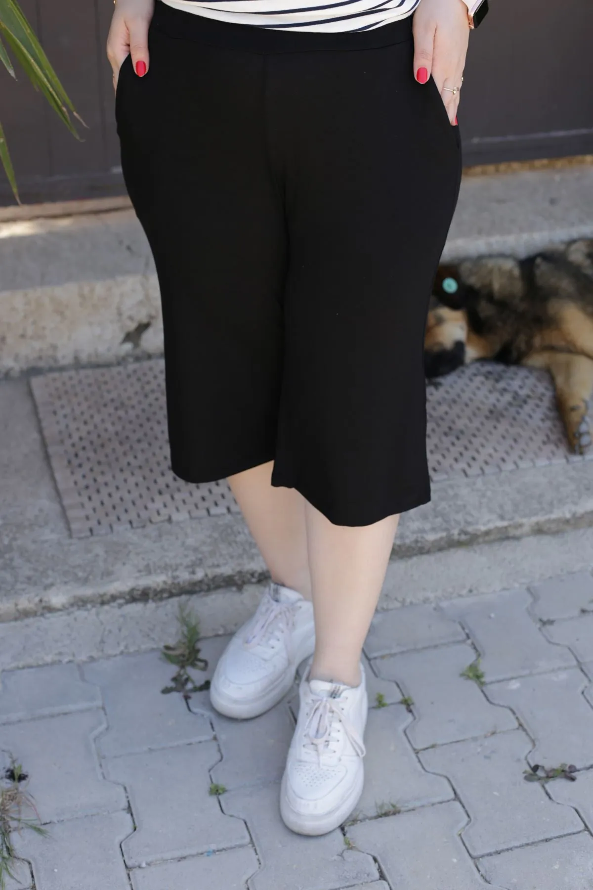 RENKTE GENİŞ KESİM ESNEK SİYAH KAPRİ