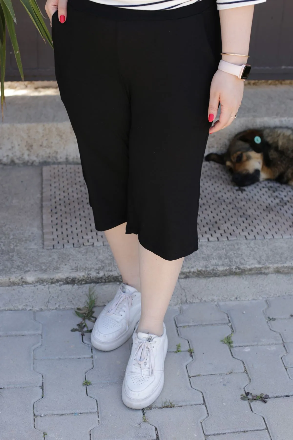 RENKTE GENİŞ KESİM ESNEK SİYAH KAPRİ