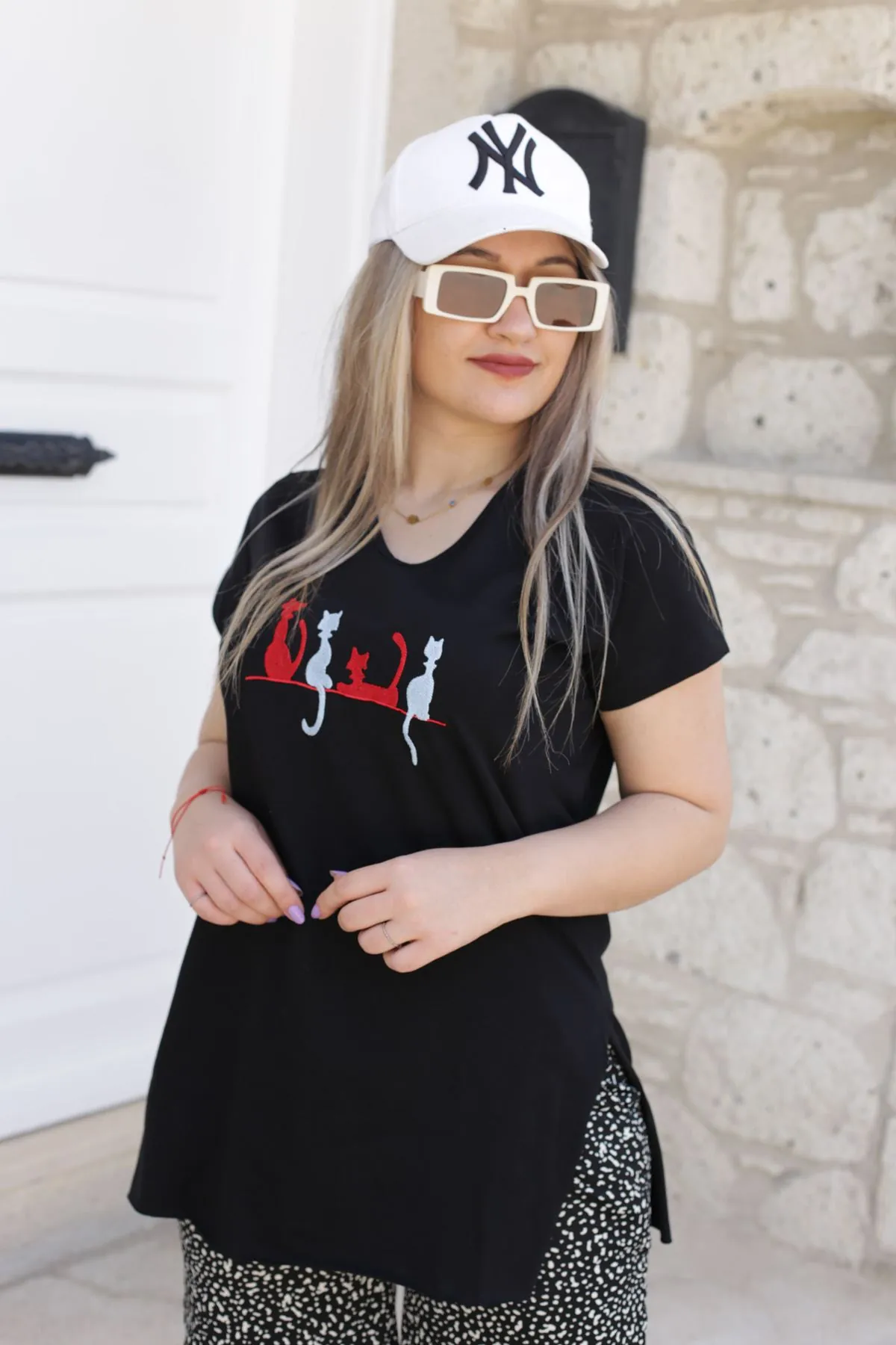 RENKTE GENİŞ KESİM KEDİ NAKIŞLI SİYAH T-SHİRT