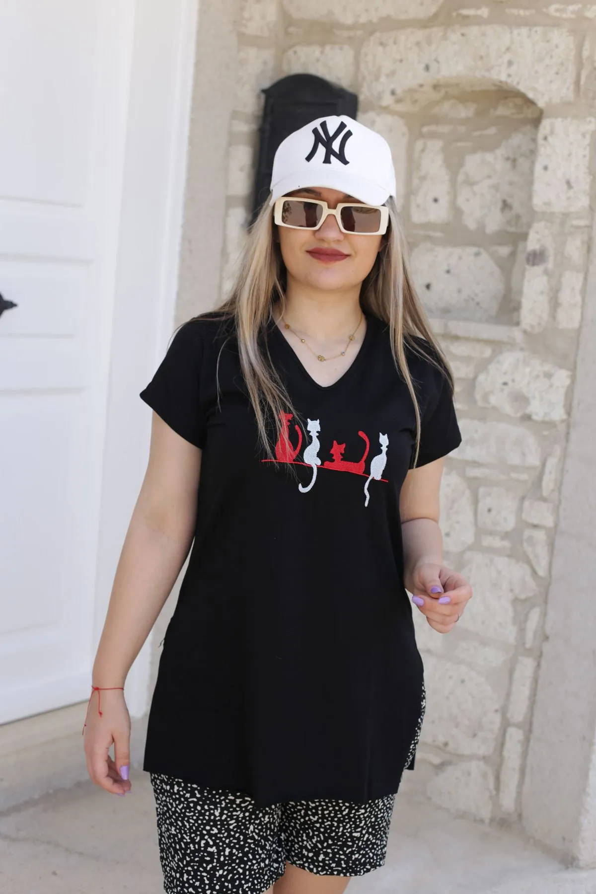 RENKTE GENİŞ KESİM KEDİ NAKIŞLI SİYAH T-SHİRT