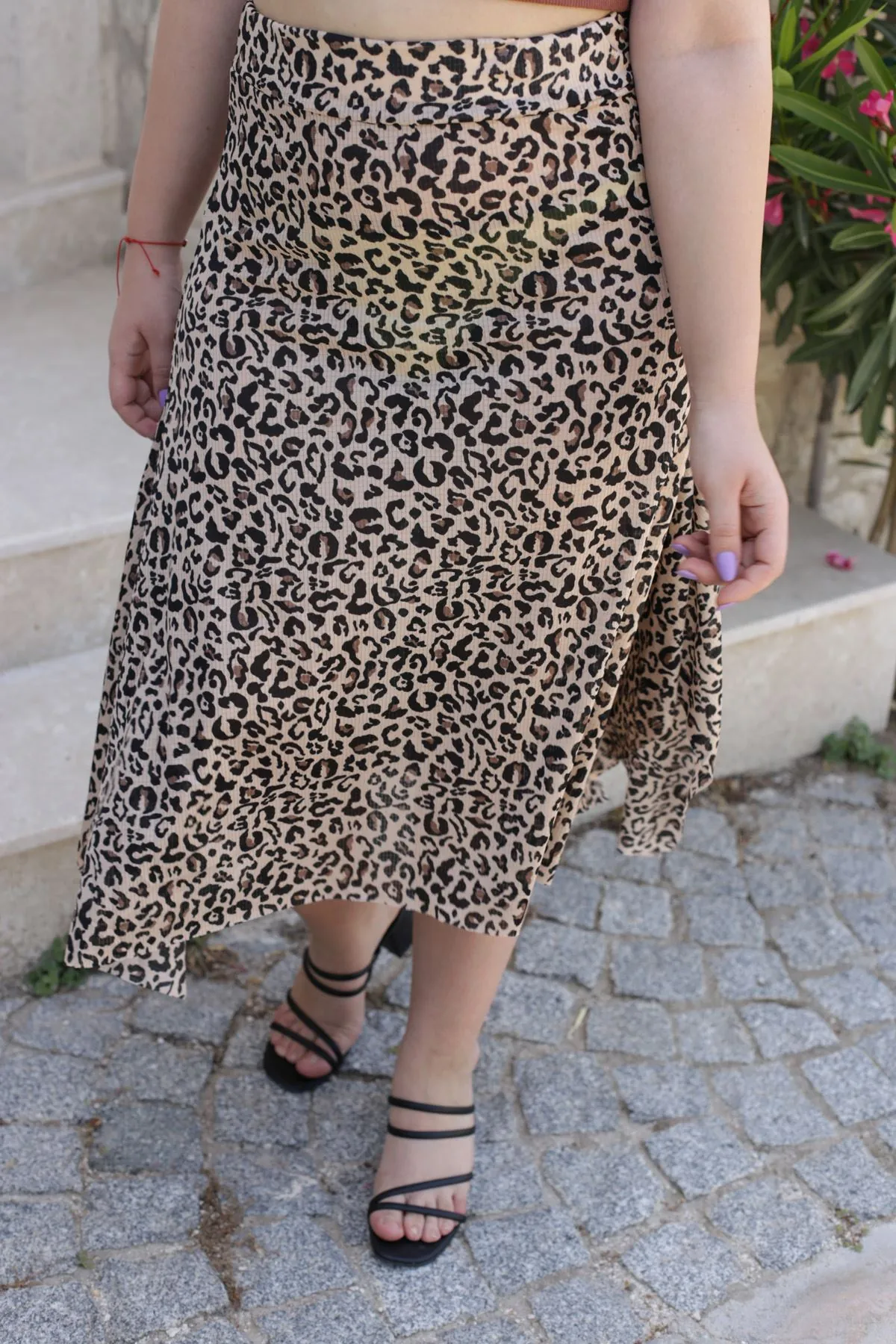 RENKTE GENİŞ KESİM DESENLİ ASİMETRİK ETEK