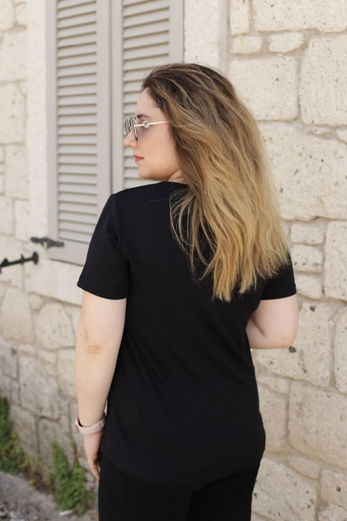 RENKTE ÖZEL SERİ DERİLİ KUŞGÖZÜ ŞERİTLİ SİYAH BLUZ