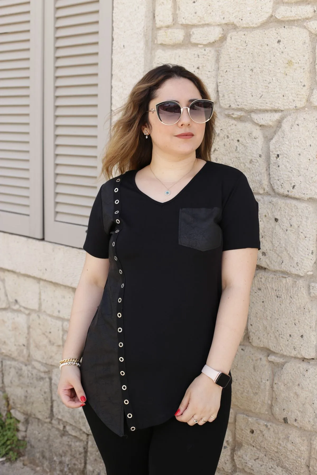 RENKTE ÖZEL SERİ DERİLİ KUŞGÖZÜ ŞERİTLİ SİYAH BLUZ