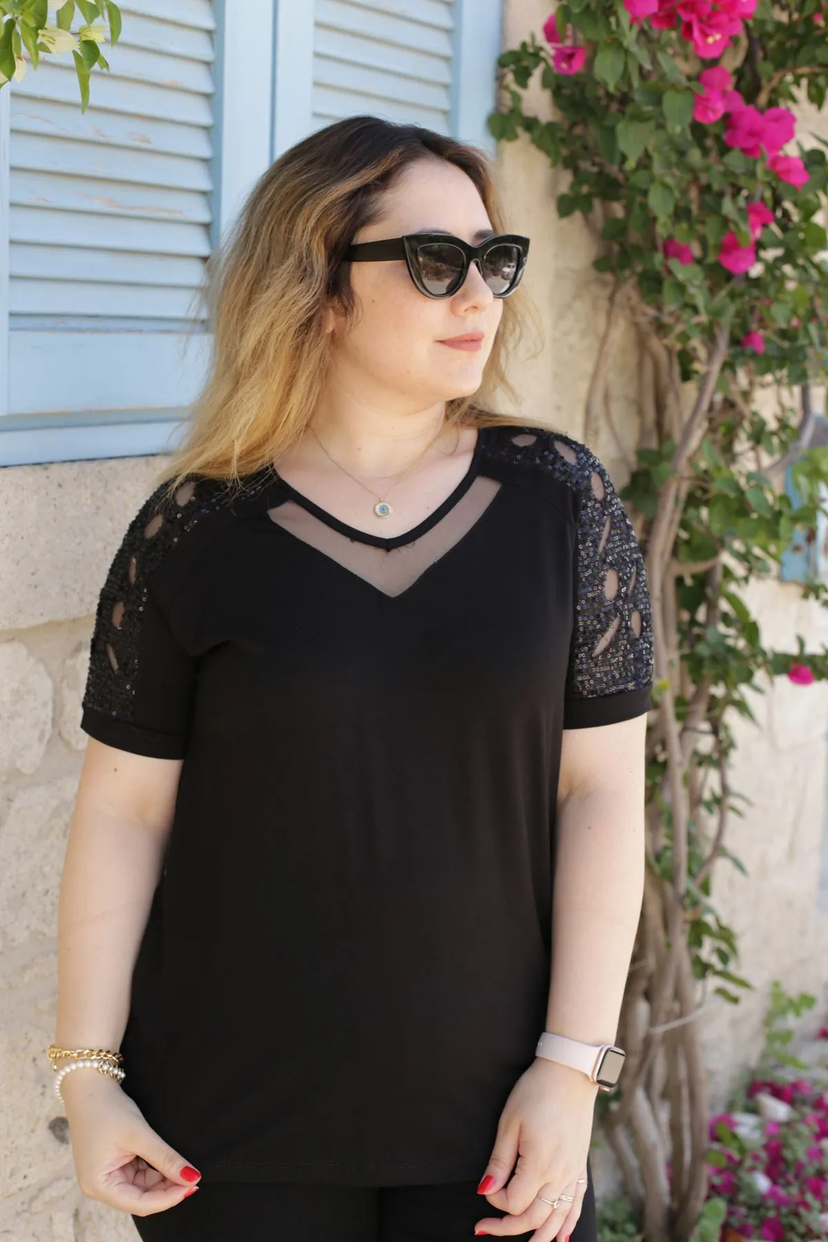 RENKTE ÖZEL SERİ LAZER KESİM PUL DETAY SİYAH BLUZ