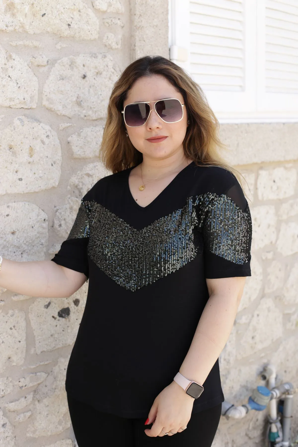 RENKTE ÖZEL SERİ ÖNÜ TÜLLÜ PUL GARNİLİ SİYAH BLUZ