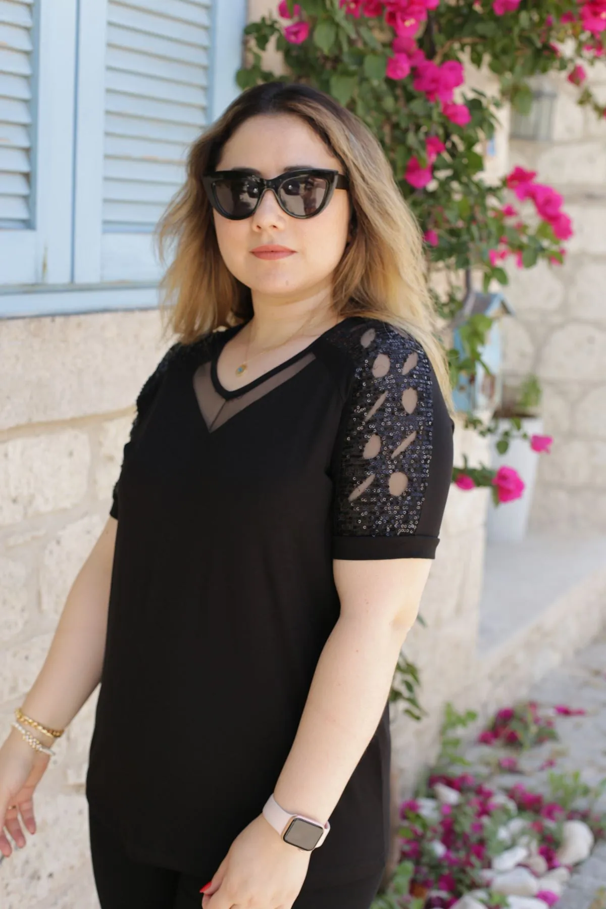 RENKTE ÖZEL SERİ LAZER KESİM PUL DETAY SİYAH BLUZ