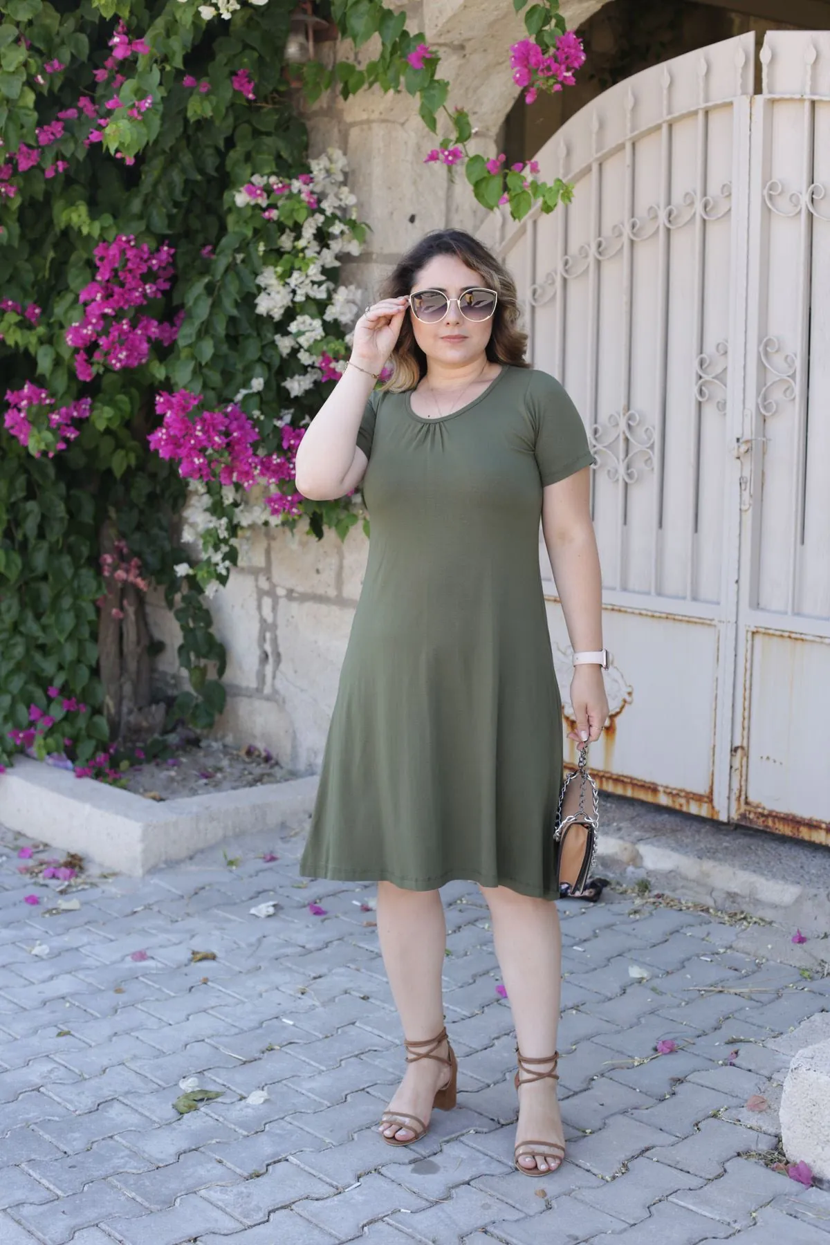RENKTE GENİŞ KESİM YAKA BÜZGÜLÜ HAKİ YEŞİL ELBİSE