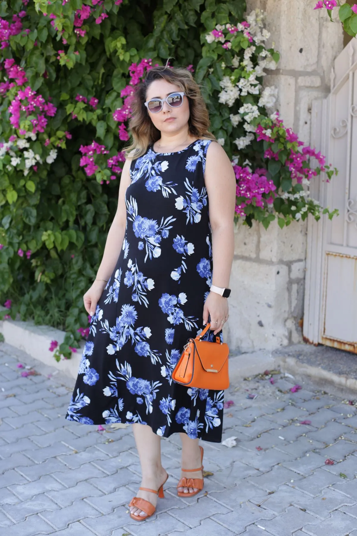 RENKTE KALIN ASKILI DESENLİ ELBİSE