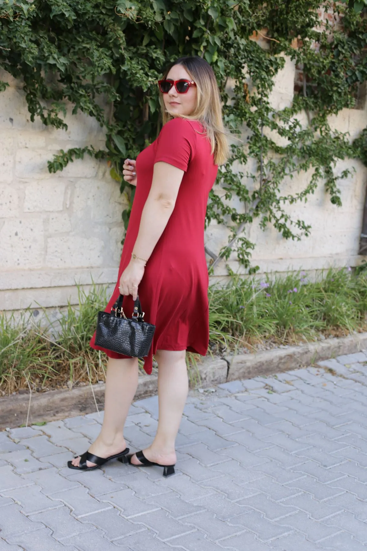 RENKTE GENİŞ KESİM YAKA BÜZGÜLÜ BORDO ELBİSE