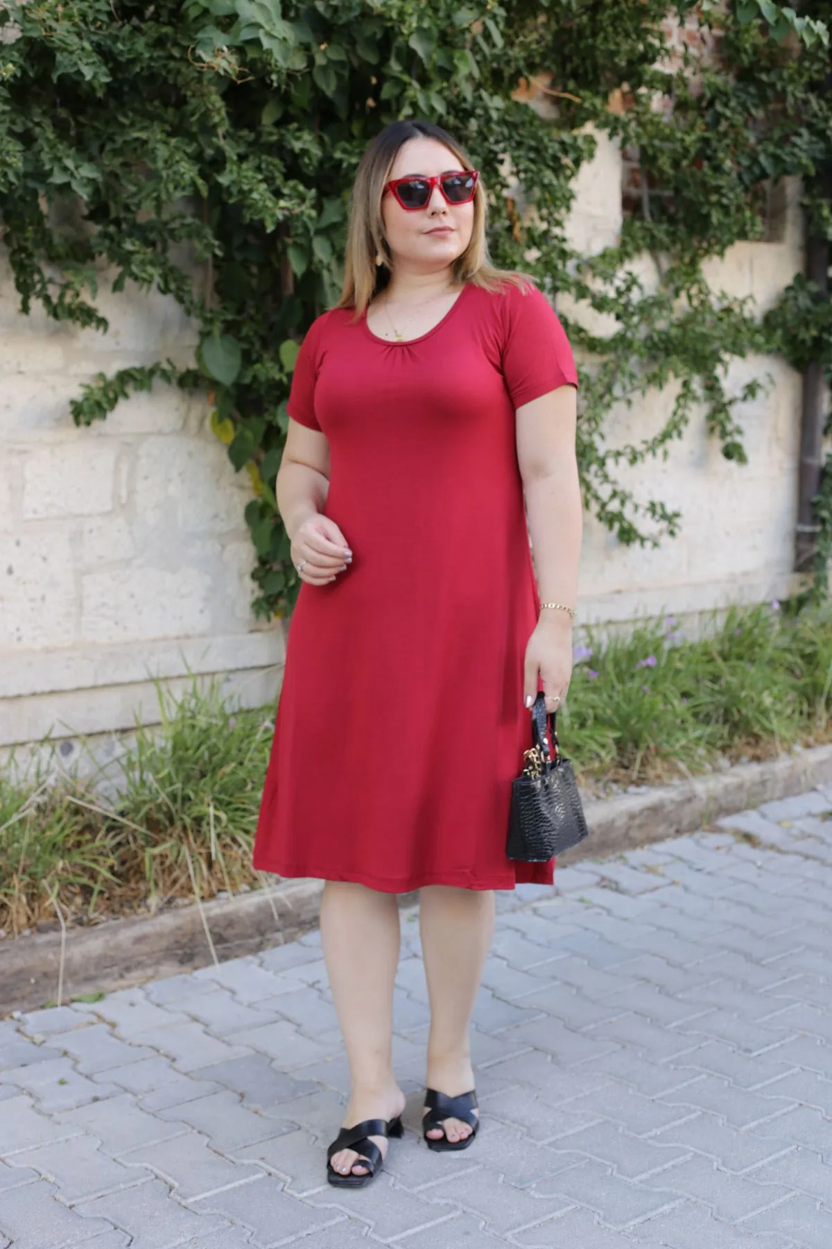 RENKTE GENİŞ KESİM YAKA BÜZGÜLÜ BORDO ELBİSE