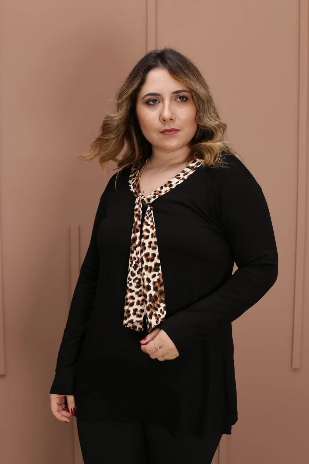 RENKTE GENİŞ KESİM YAKA FULAR DETAYLI SİYAH BLUZ