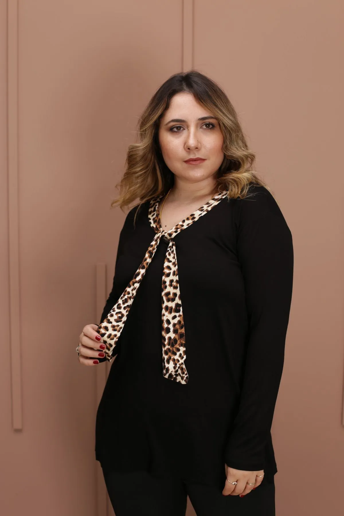 RENKTE GENİŞ KESİM YAKA FULAR DETAYLI SİYAH BLUZ