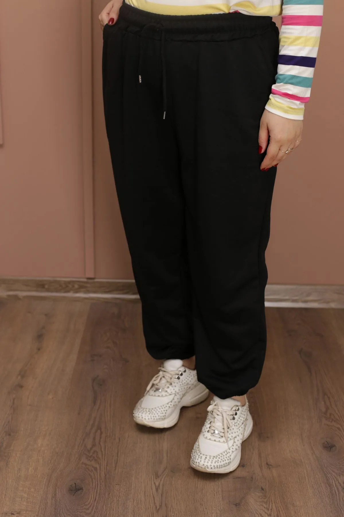 RENKTE BATTAL JOGGER KESİM SİYAH EŞOFMAN ALTI
