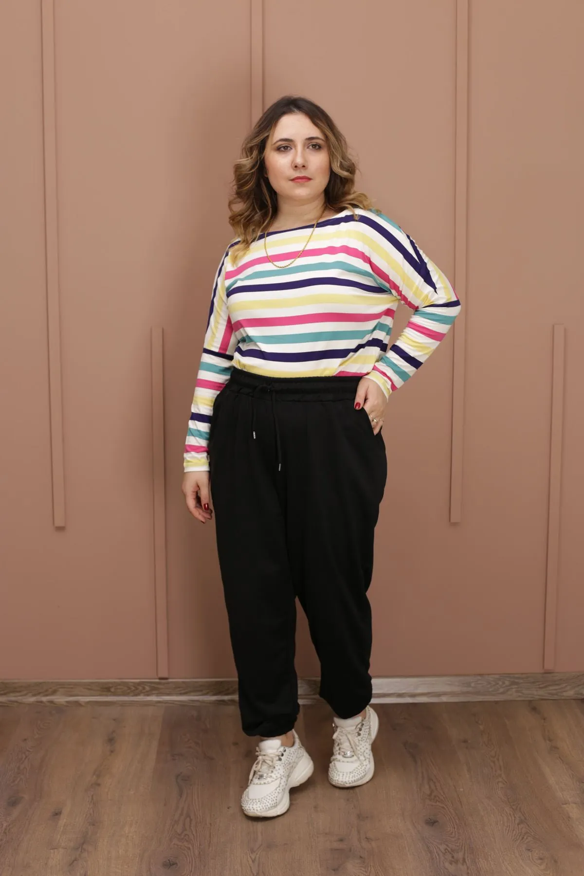 RENKTE BATTAL JOGGER KESİM SİYAH EŞOFMAN ALTI