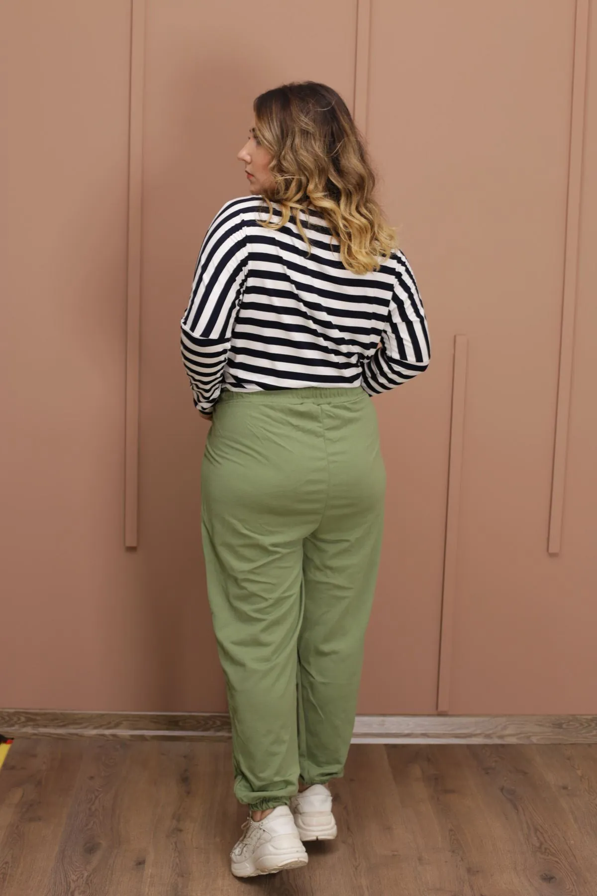 RENKTE BATTAL JOGGER KESİM YEŞİL EŞOFMAN ALTI